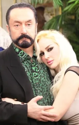 Adnan Oktar davasında şaşkına çeviren olay! Mahkeme arasında saçlarını kokladı
