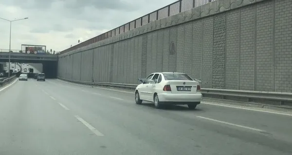 1654671837243.jpg Eskişehir'de pes dedirten görüntü! Merdiveni otomobilin arka camından çıkarıp taşıdılar-4