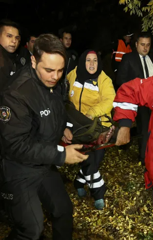 Ankara Kalesi'nde, surlardan düşen genç kız ağır yaralandı