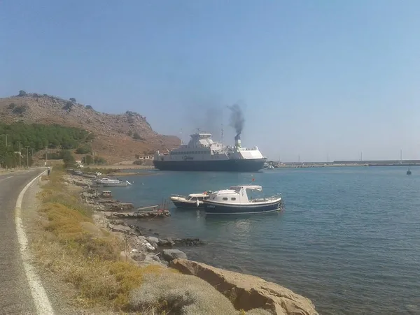Gökçeada'da feribot karaya oturdu-2