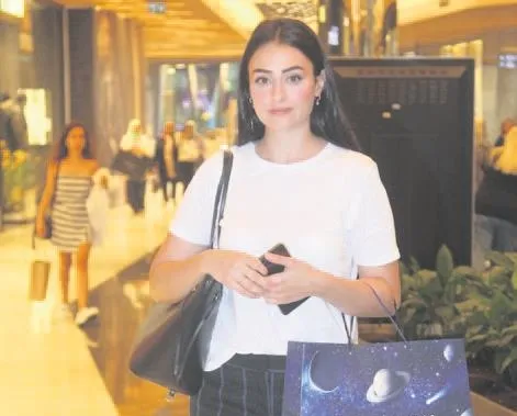 Yüzüksüz gezmiyor