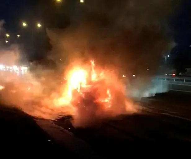 Hadımköy TEM Otoyolu'nda otomobil alev alev yandı-1