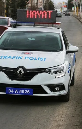 Ağrı'da dikkat çeken görüntü! "Evde kal", "Hayat eve sığar" yazıları polis araçlarının tepe lambalarında