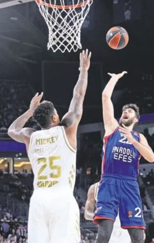 Anadolu Efes Real’i yıktı