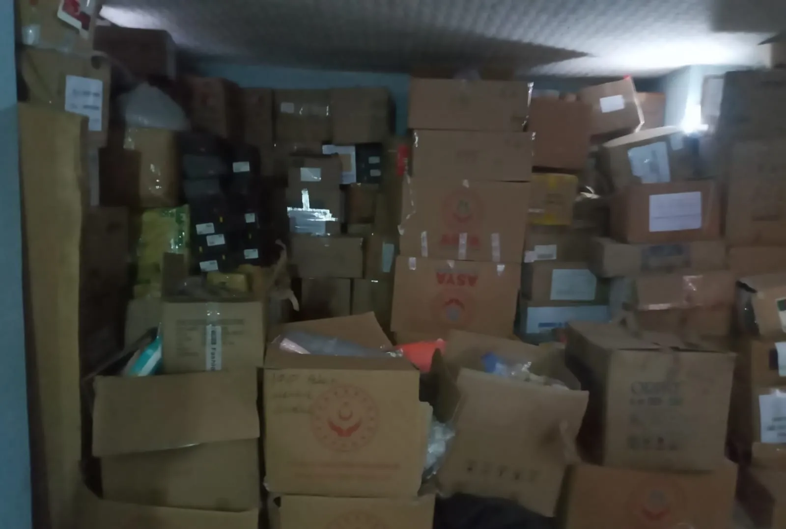 Yardım kolilerini parça parça satmışlar!