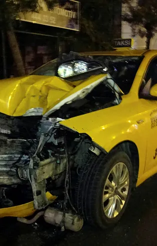 Aşırı sürat kötü bitti! Elektrik direğine çarparak durabildi