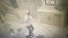 Siyonistler Hristiyanların kutsal sembollerinden Meryem Ana heykeline tükürdü!