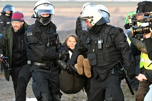 Sözde Alman demokrasisi! İklim aktivisti Greta Thunberg ve bir grup sert müdahalenin ardından gözaltına alındı