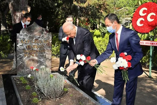 SON DAKİKA: MHP Genel Başkanı Devlet Bahçeli'den Alparslan Türkeş'in kabrine anlamlı ziyaret-4
