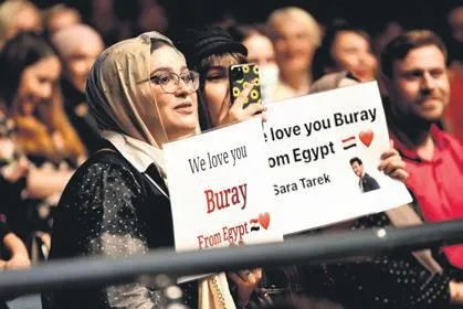 Şafak Sezer İzzet Yıldızhan'ın sahnesinde uzun hava okudu (Magazin haberleri)-10