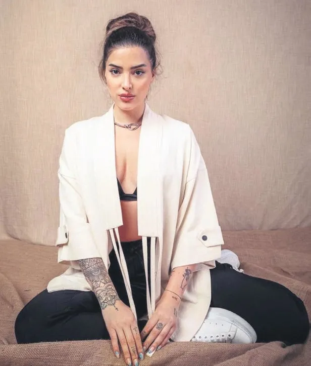 1650567481843.jpeg Kıbrıs'tan iki ev alan Ajda Pekkan dairelerini vinçle gezdi-12