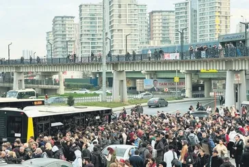 İstasyonlarda perişan olan on binler! Ters giden merdivenler I 31 Mart'ta İstanbullunun çilesi bitecek