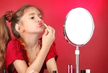 Çocuklarda makyaj yaşı 4’e düştü! Uzmanlar aileleri kozmetik riskine karşı uyardı