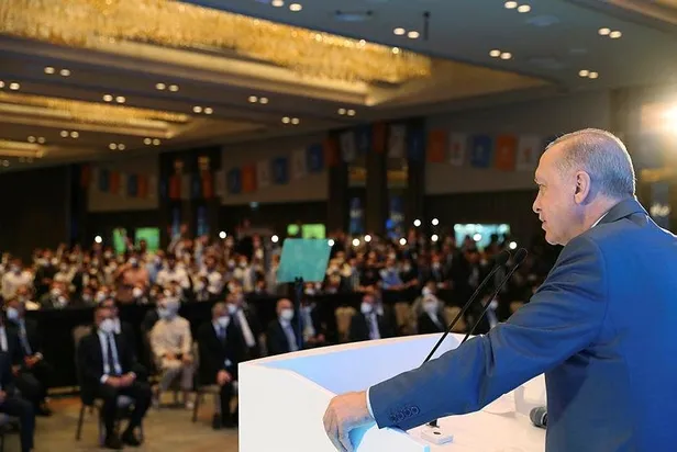 baskan-recep-tayyip-erdogana-sakaryada-sevgi-seli-gencler-bir-sarkisin-sen-sarkisiyla-surpriz-yapti-1625241386878.jpeg Başkan Recep Tayyip Erdoğan'a Sakarya'da sevgi seli: "Bir şarkısın sen ömür boyu sürecek"-3