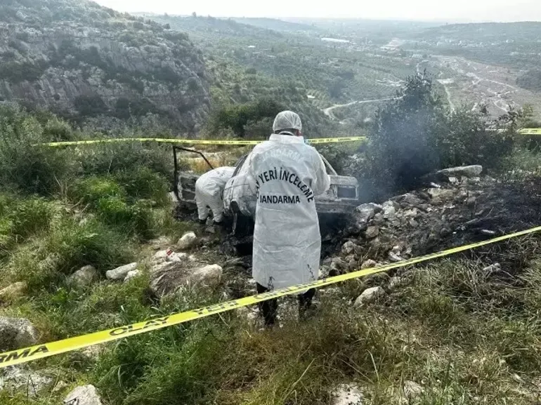 Mersin'de akılalmaz cinayet! Anne ve oğlunu evde, babayı arabada ateşe verdi!-3