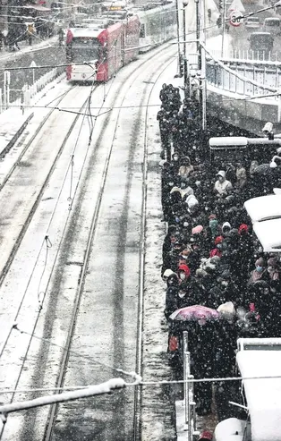 Kar bereketi İstanbullulara yine eziyete oldu! Yetersiz önlemler yüzünden İETT otobüslerini vatandaşlar iterek kurtardı