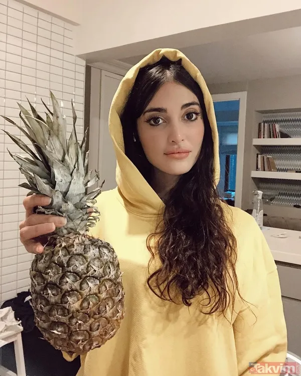 Bir Zamanlar Çukurova’nın Müjgan’ıydı! Melike İpek Yalova dekoltesiyle yakın çekim paylaştı ortalığı yıkıp geçti! Güzelliğiyle büyüledi - 4