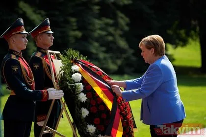 SON DAKİKA: Rusya Devlet Başkanı Putin Almanya Başbakanı Angela Merkel’e çiçek verdi