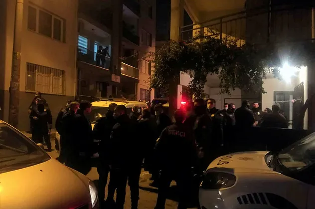 İzmir'de hareketli gece! Mahalleli sokağa döküldü