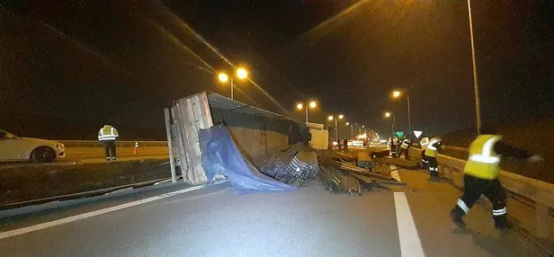 SON DAKİKA: Kuzey Marmara Otoyolu'nda korkutan kaza: Tonlarca ağırlıktaki demir profiller yola savruldu-3