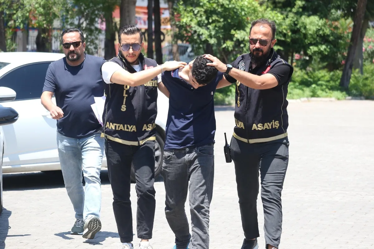 antalyada-dehset-iki-ablasina-saldiran-supheli-tutuklandi-1783857200472.jpeg Antalya'da aile içi dehşet! "İçlerine şeytan girdi" diyerek iki ablasını boğmaya çalışan şüpheli tutuklandı-4