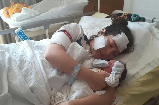 Bıçaklı saldırıya uğrayan anne Güldane Yırtıcı bebeğini kucağına aldı