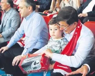 Başbakan Davutoğlu şehit oğluyla izledi