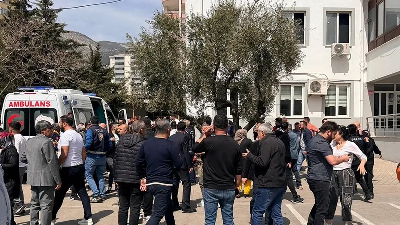 cumhurbaskanligi-kabinesi-toplaniyor-gulistan-doku-ve-okul-saldirilari-gundemde-1776607751630.jpeg Cumhurbaşkanlığı Kabinesi toplanıyor: Gülistan Doku, okul saldırıları ve Terörsüz Türkiye süreci masada-4