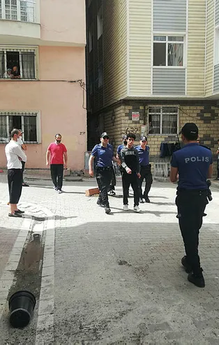 İstanbul Esenyurt'ta iki grup arasında sopalı kavga! Mahalle savaş alanına döndü!