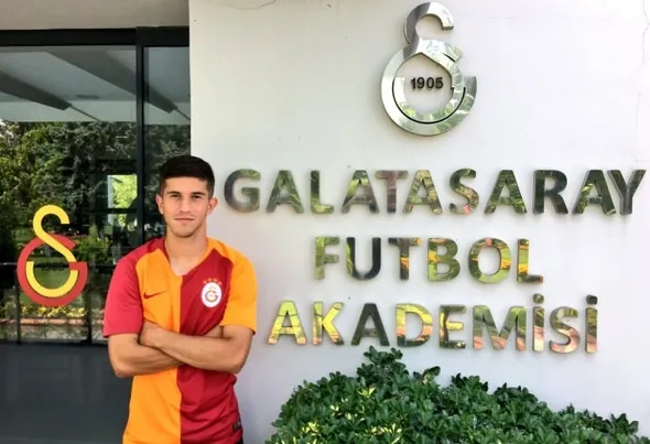 Galatasaray'dan geleceğe yatırım! 6 genç futbolcuyla sözleşme imzalandı-1