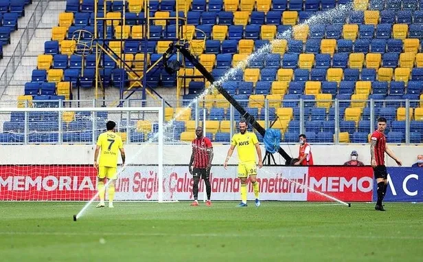 genclerbirligi-fenerbahce-macinda-ilginc-enstantaneler-1594139468790.jpeg Gençlerbirliği - Fenerbahçe maçında ilginç enstantaneler!-2