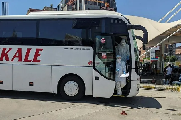 Son dakika: Şehirlerarası otobüste koronavirüs paniği! Hastanenin yolunu tuttular
