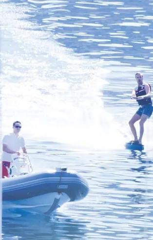 Engin Altan Düzyatan ve Neslişah Alkoçlar Bodrum tatilinde! Emir Aras ve Alara 'Babalar Günü'nü böyle kutladı