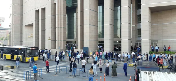 1592293556957.jpg İstanbul Adalet Sarayı'nda dikkat çeken görüntü! Onlarca metre kuyruk oluştu-2