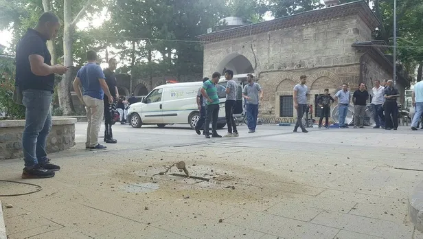 Bursa'da tarihi İshakpaşa Camii bahçesinde doğalgaz borusu patladı-1