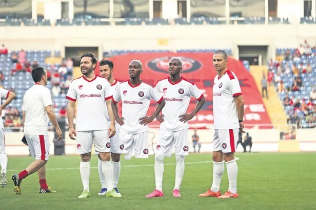 turk-futbolu-omuz-omuza-mersinde-depremzede-cocuklar-icin-gosteri-maci-duzenlendi-1683760771766.jpeg Türk futbolu omuz omuza! Mersin’de depremzede çocuklar için gösteri maçı düzenlendi-3