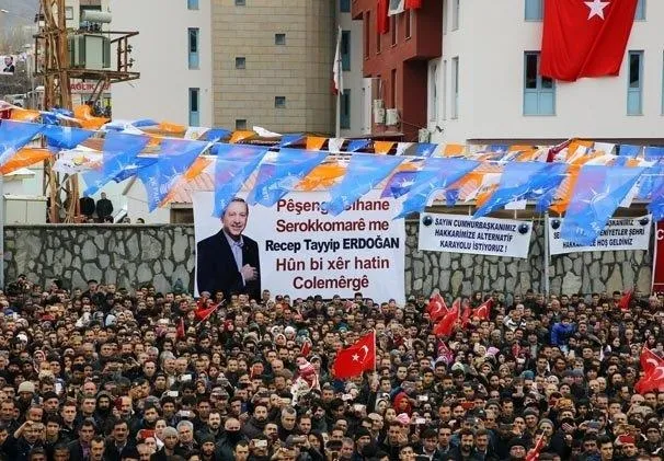Hakkari Türk bayraklarıyla oraya koştu-4