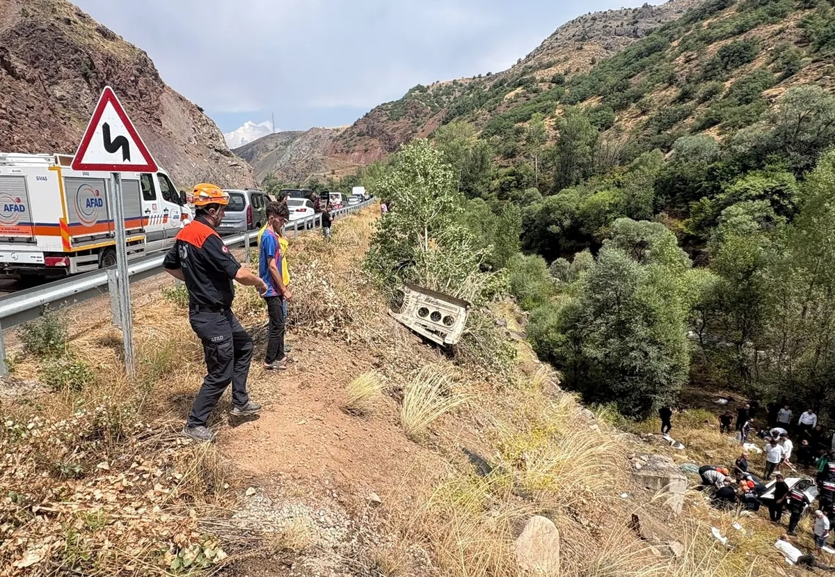 Sivas'ta yolcu minibüsü şarampole devrildi: 4 kişi hayatını kaybetti, 10 kişi yaralandı! Ölenlerin kimlikleri belli oldu-4