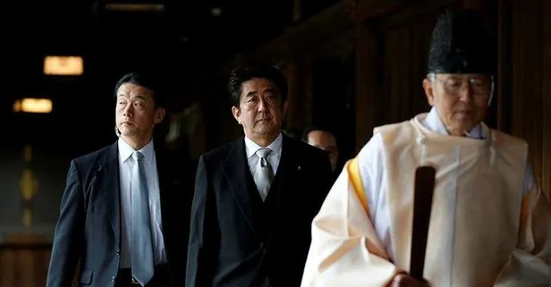 Son dakika: Japonya’da Abe’den tartışmalı tapınağa ziyaret