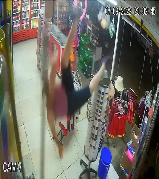 mandal-almak-isteyen-otizmli-genc-balkondan-markete-dustu-1662646543133.jpeg Mandal almak isteyen otizmli genç balkondan markete düştü-3