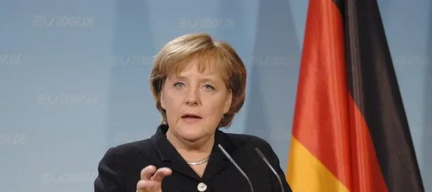 Merkel yine şov yapıyor