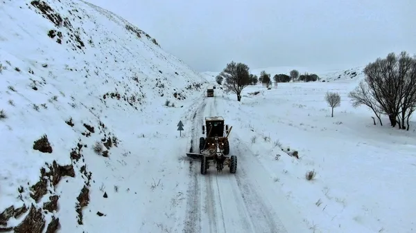 696-yerlesim-yerine-halen-ulasilamayan-sivasta-sahte-ihbar-karla-mucadeleyi-sekteye-ugratiyor-baskalarinin-hak-1643265341092.jpg 696 yerleşim yerine halen ulaşılamayan Sivas’ta sahte ihbarlar karla mücadeleyi sekteye uğratıyor: Başkalarının haklarına geçmesinler-2
