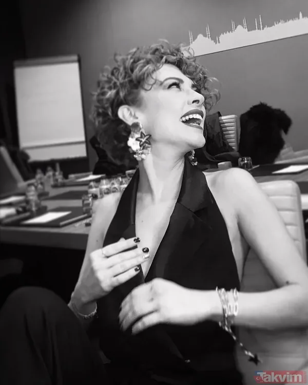 Güldür Güldür'ün Çiçek'i derin göğüs dekolteli dantelli büstiyeri ile ortalığı salladı! Açelya Topaloğlu'nu gören bir daha baktı - 1