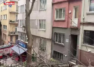 Beyoğlu’nda ağaç binanın üzerine düştü