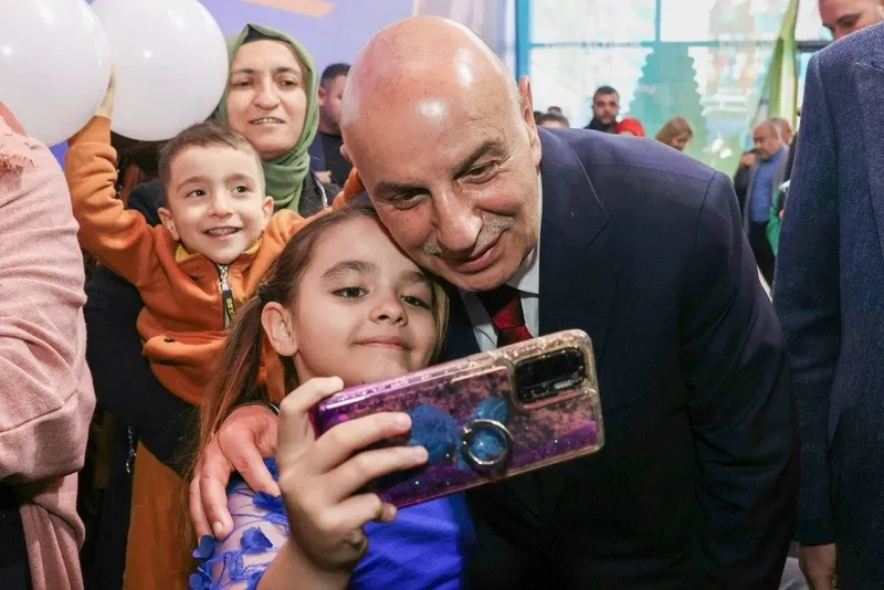 chpli-mansur-yavastan-yeni-skandal-cumhur-ittifaki-abb-baskan-adayi-turgut-altinokun-pankartlarini-gece-yarisi-1709393078797.jpeg CHP'li Mansur Yavaş'tan yeni skandal! Cumhur İttifakı ABB Başkan Adayı Turgut Altınok'un pankartlarını gece yarısı söktürdü-9