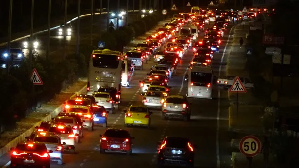 Bayram yoğunluğu! Edremit Körfezi'nde trafik durma noktasına geldi-1