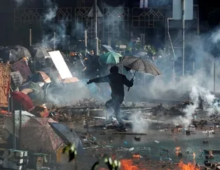 Hong Kong yine karıştı! Polislere ateşli okla saldırıyorlar!