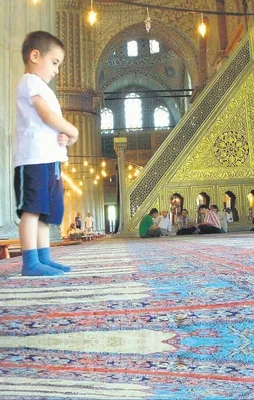 Allah iman edenlerin dostudur