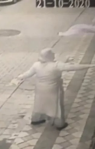 Şehit Esma Çevik'in Sultangazi'deki babaevine asılan şanlı Türk bayrağına çirkin saldırı