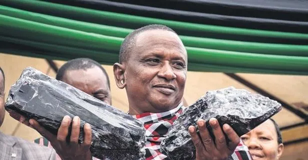 Tanzanya’da madenci Saniniu Laizier bulduğu tanzanit taşıyla milyoner oldu